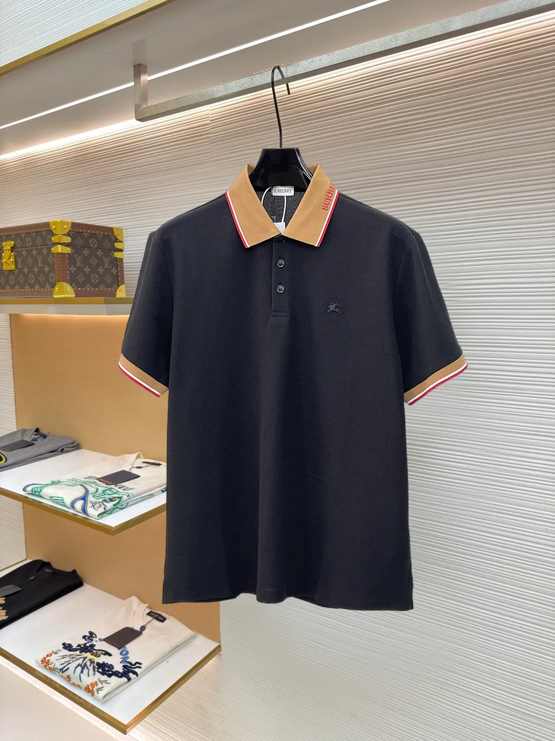 Burberry New Arrival Polo shirt, complete with three labels, original fabric, original customized accessories, official Same Style, made of 210g pure cotton pique fabric, customized same-tank dyed fabric, very comfortable and smooth to the touch, very wide and stylish, produced by the first-line brand Factory, imported Behringer embroidery machine, embroidery is full and textured, the collar rib is woven with imported yarn, does not deform after long-term wear, the most New Arrival style in spring and summer, fashionable and individual Super Versatile and good-looking. It is very suitable for both men and women. It is a must-have for everyone. Size: S-XXL